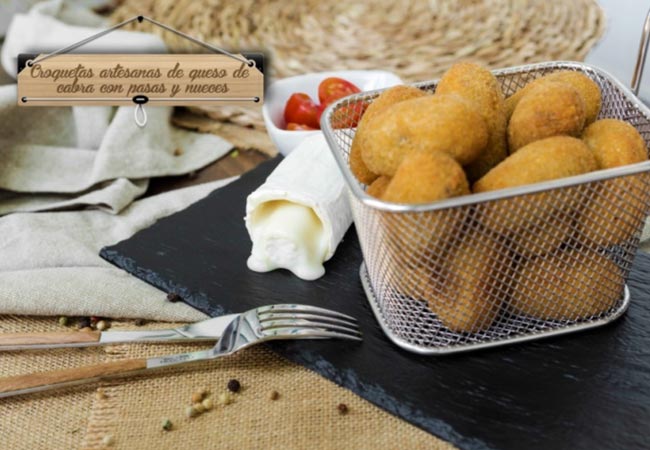 Croquetas artesanas de queso de cabra con pasas y nueces